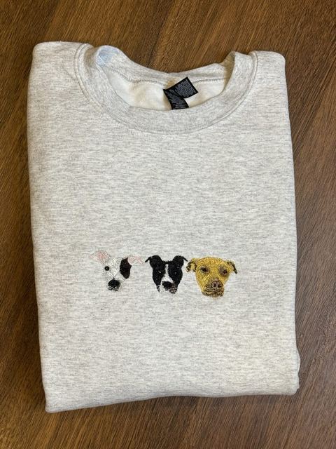 Crewneck embroidered with a customer’s dogs